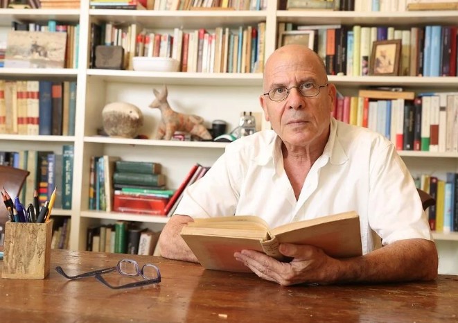 An image of Meir Shalev, a great novelist, masterful Hebraist, author of dozens of children's books, a symbol of the State of Israel and a combat soldier in the War of Attrition (1967-1970) and the Six-Day War in 1967.