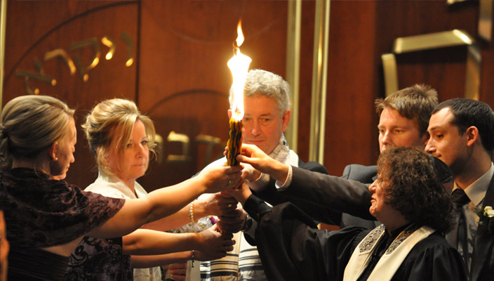 Congregants holding the havdalah candle