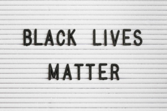 White letterboard with the words BLACK LIVES MATTER in black plastic letters