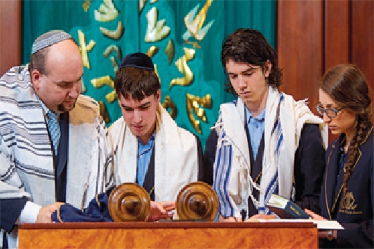 Rabbi Gersh Lazerow instructs pre-b'nai mitzvah students at Temple Beth Israel